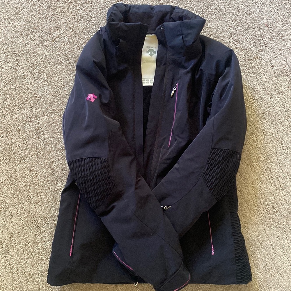 Descente Ski Jacket. EUC! Super warm. FANTASTIC quality Comfortable. Ladies MED.